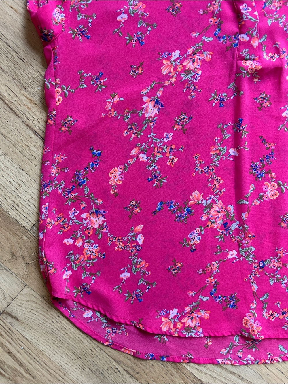 🌸3 FOR $20🌸
Cynthia Steffe Hot Pink Floral Split V-Neck Cap-Sleeve Blouse - Picture 5 of 8